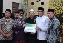 Safari Ramadan, Ketua DPRD Makassar Serahkan Bantuan Rp50 Juta ke Masjid Al Hidayah