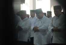 Prabowo Salat Id Bareng Warga Aceh Tamiang, Pastikan Pengungsi Sudah Keluar dari Tenda