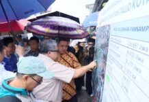Wali Kota Makassar Dampingi Wamen PKP Fahri Hamzah Susuri Lorong Kumuh di Pannampu