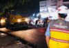 Kurangi Debu, Ruas Aroepala Diaspal Malam Hari Sepanjang 300 Meter Oleh Pemprov Sulsel