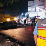 Kurangi Debu, Ruas Aroepala Diaspal Malam Hari Sepanjang 300 Meter Oleh Pemprov Sulsel