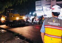 Kurangi Debu, Ruas Aroepala Diaspal Malam Hari Sepanjang 300 Meter Oleh Pemprov Sulsel