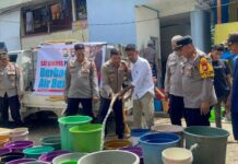 Polres Maros Salurkan Ribuan Liter Air Gratis ke Warga yang Mulai Terdampak Kekeringan