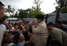 Ziarahi Makam Kakek di Banyumas, Prabowo disambut Antusias Warga