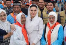 Berkunjung ke Asrama Haji Sudiang, Sherly Tjoanda Bagikan Uang Saku Rp 1,5 Juta ke JCH Maluku Utara