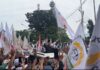 Momen Prabowo Sapa Ribuan Massa Aksi Damai di DPR Usai Paripurna