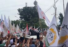 Momen Prabowo Sapa Ribuan Massa Aksi Damai di DPR Usai Paripurna