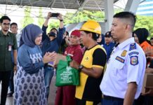 Pemkot Makassar Bagikan 7.100 Paket Lebaran untuk Satgas, Aliyah Apresiasi Kerja Petugas Lapangan