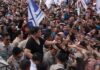 Momen May Day di Monas: Prabowo Subianto Turun dari Panggung, Lepas Baju dan Berbaur dengan Buruh
