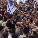 Momen May Day Di Monas: Prabowo Subianto Turun Dari Panggung, Lepas Baju Dan Berbaur Dengan Buruh