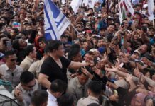 Momen May Day di Monas: Prabowo Subianto Turun dari Panggung, Lepas Baju dan Berbaur dengan Buruh