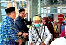 Chaidir Syam Jemput Langsung Jemaah Haji Kloter 14 Asal Maros di Bandara Hasanuddin