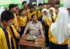 Momen Prabowo Dikerubungi Siswa Minta Tanda Tangan Saat Tinjau Program MBG