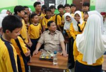Momen Prabowo Dikerubungi Siswa Minta Tanda Tangan Saat Tinjau Program MBG