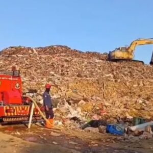 Musim Kemarau Picu Ancaman Kebakaran, Tumpukan Sampah Di Tpa Maros Disiram Rutin