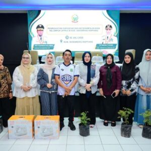 Wagub Sulsel Dorong Umkm Naik Kelas, Serahkan Mesin Jahit Hingga Bibit Cabai Untuk Warga Sidrap