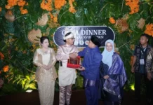 Di Momen APEKSI, Wali Kota Makassar Berikan Cendera Mata ke Wali Kota Medan