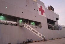 KRI dr. Soeharso-990 Merapat di Reo, Bawa Layanan Medis untuk Korban Gempa NTT