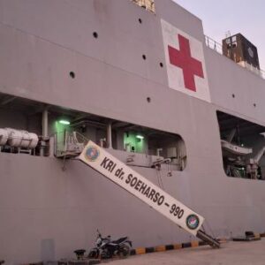 Kri Dr. Soeharso-990 Merapat Di Reo, Bawa Layanan Medis Untuk Korban Gempa Ntt