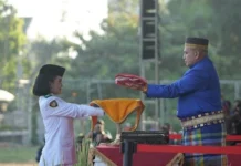 Penurunan Bendera HUT RI ke-81 di Makassar, Appi – Aliyah Kenakan Baju Adat Bugis