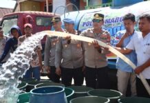 Polres Maros Salurkan Bantuan Air Bersih untuk Warga Bontoa