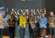Gubernur Sulsel Andi Sudirman Raih Penghargaan Bakti Koperasi 2026