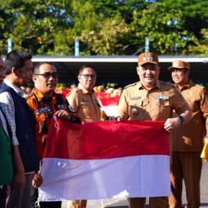 Sambut Hut Ri Ke-81, Pemkab Maros Bagikan 1.000 Bendera Merah Putih Untuk Warga