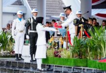 Khidmat! Gubernur Andi Sudirman Pimpin Penurunan Sang Merah Putih di Rujab Sulsel