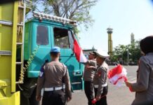 Jelang HUT RI ke-81, Polres Maros Bagikan Bendera Merah Putih ke Pengendara