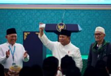 Penutupan Mukhtamar NU ke-35, Prabowo Terima Kartanu Seumur Hidup