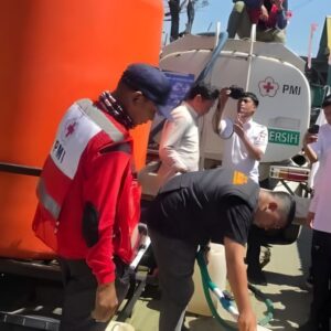 Warga Makassar Kesulitan Air Bersih, Appi Cek Langsung Distribusi Ke Lorong