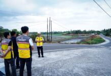 Gubernur Sulsel Tinjau Jalan Paleteang-Malimpung, Bahu Jalan Mulai Dicor