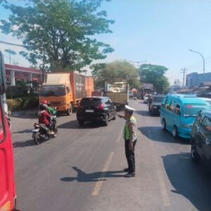 Petugas Satlantas Maros Rela Berpanas-Panasan Urai Kemacetan Di Area Spbu