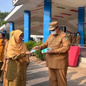 Maros Diselimuti Kabut Asap 3 Hari, Chaidir Syam Bagikan Masker Ke Asn