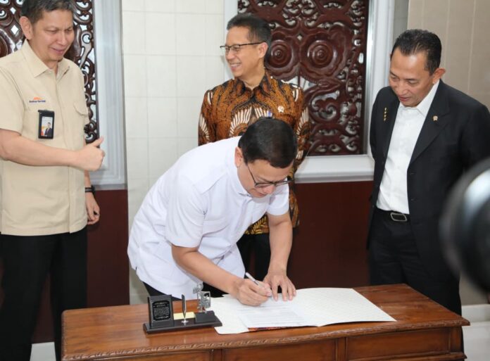 taruna-ikrar-tandatangani-diskresi-obat-koperasi-merah-putih-kantor-ksp-15-oktober-2026.jpg