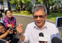 Rocky Gerung Beri Nilai Sip untuk Prabowo, Gestur Finger Heart di Istana dan Ujian Dua Tahun Kekuasaan