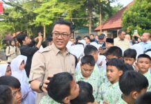 Sugiono Makan MBG Bareng Siswa, Lalu Terpukau Karya Digital Pelajar di Bogor
